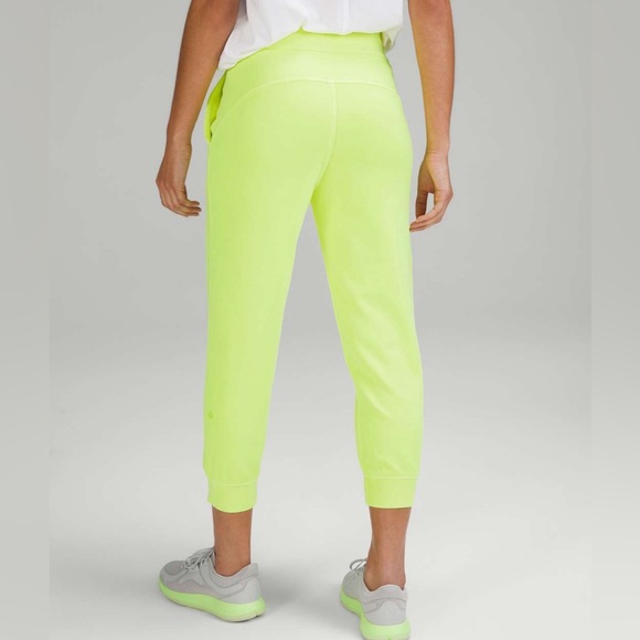 Lululemon cropped scuba jogger 6 NEON YELLOW - Picture 3 of 4
